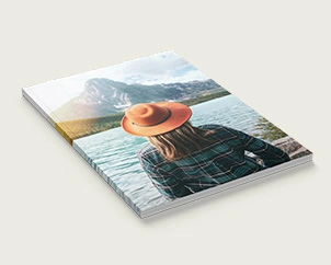 Softcover-Fotobuch mit Frau vor See und Bergen als Cover-Aufdruck